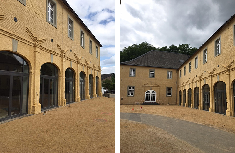 Historischer Gebäudekomplex mit Arkadenhof und Sandsteinfassade