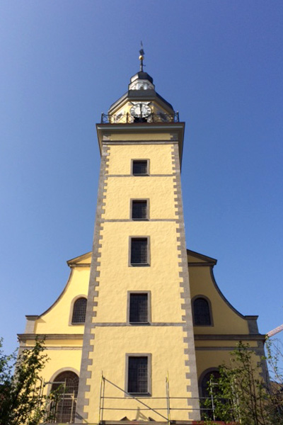 Historische Kirche mit Turm und barocker Fassadengestaltung