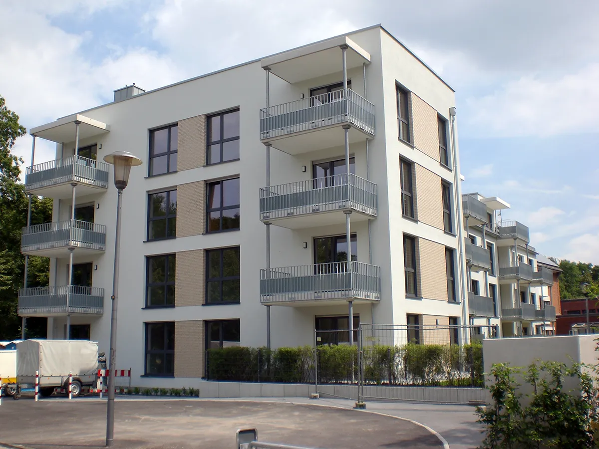 Modernes Mehrfamilienhaus mit Balkonen und klar gegliederter Fassade